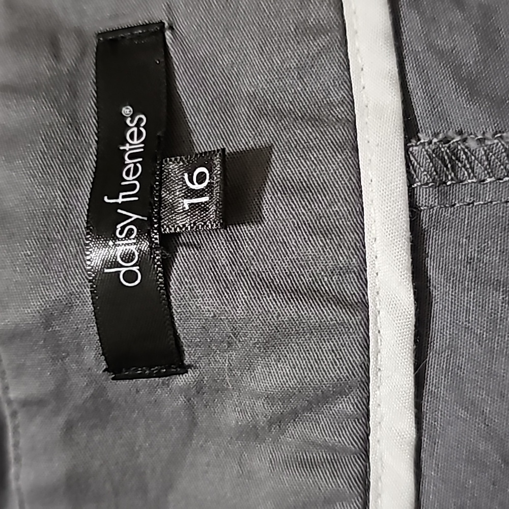Daisy Fuentes Gray 16M Capri Pants